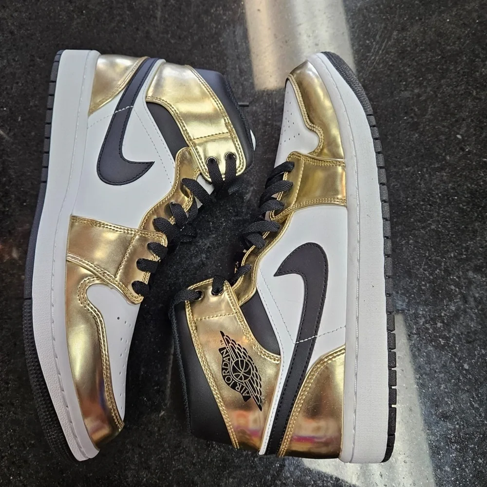 Sz 10.5 2020 Air Jordan 1 Mid SE 'Metallic Gold'